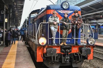 Bydgoszcz: Mikołaj wybrał pociąg. Kolejowe Mikołajki na dworcu PKP