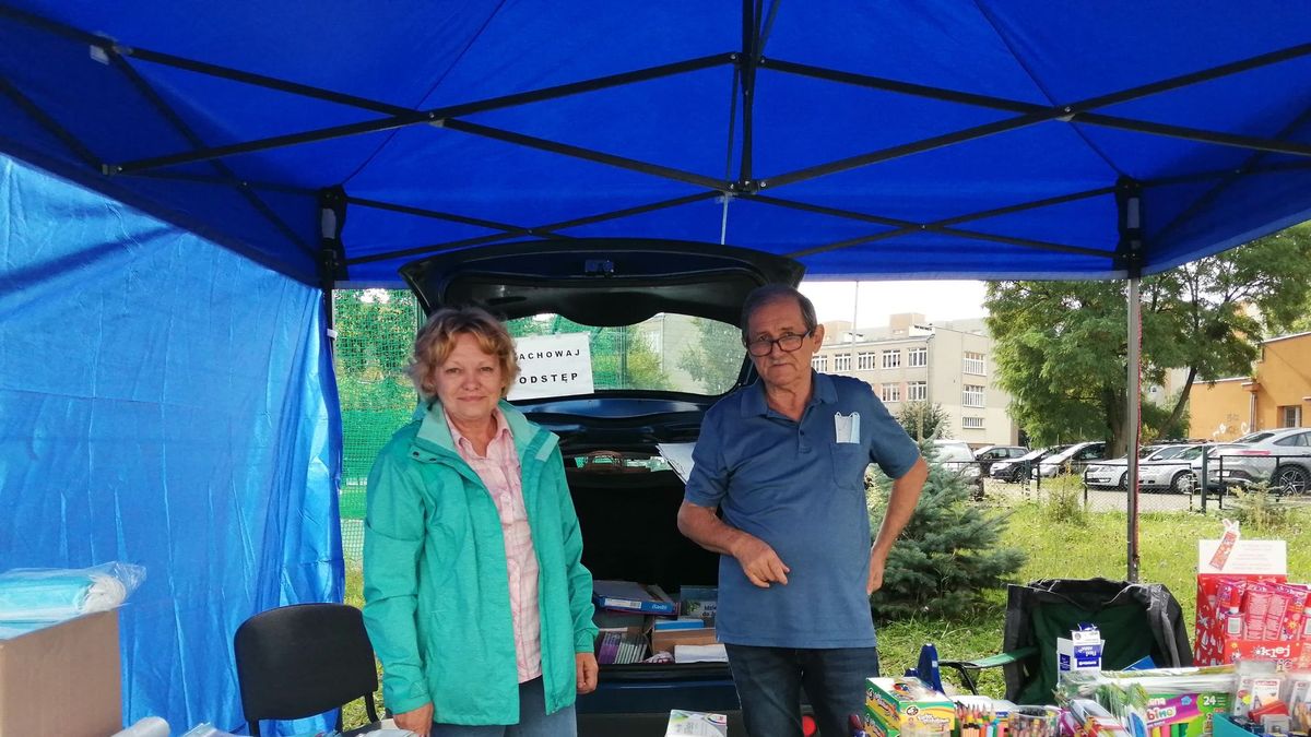 Państwo Preliczowie dowiedzieli się, że dla ich sklepu nie ma już w szkole we Wrocławiu miejsca. Wyprzedają towar wprost z auta
