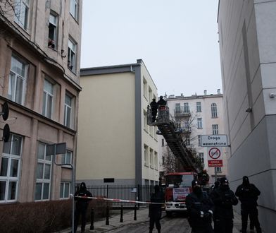 Policjanci zaglądali do okien. Byli na strażackim wysięgniku