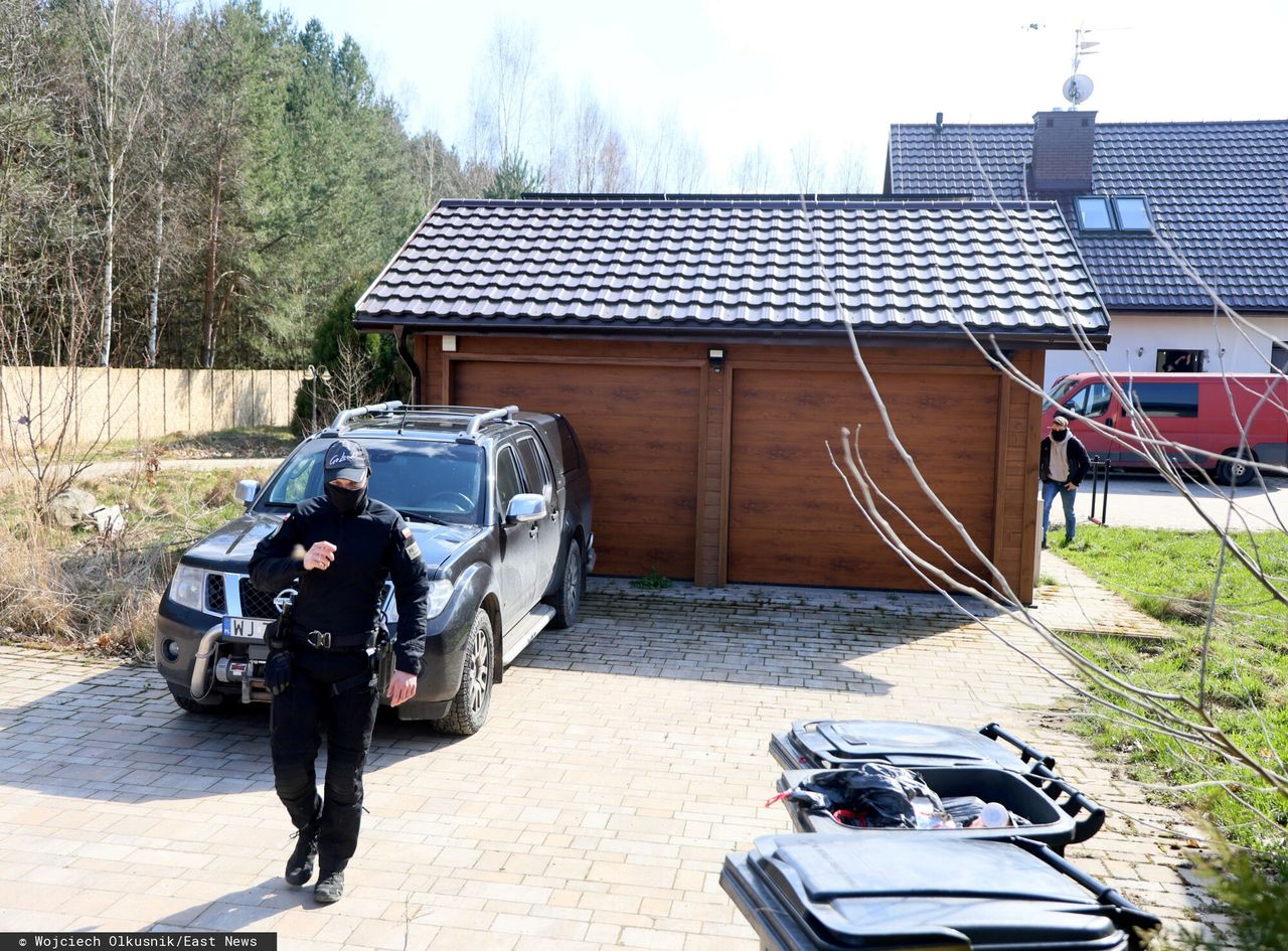 Służby w trakcie przeszukań w domu Ziobry