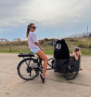 Anna Lewandowska na rowerach z córkami
