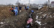 Makabryczne sceny z Mariupola. Ciała owinięte w koce chowane w masowym grobie