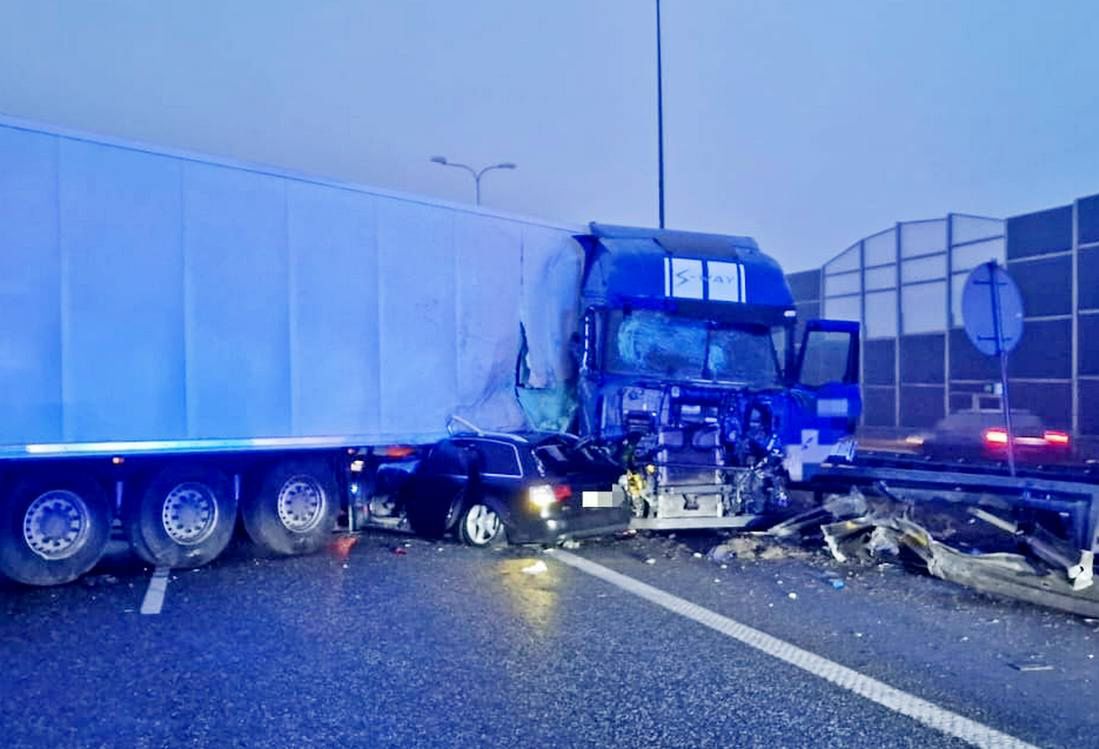 Ciężarówka uderzyła w bariery na A4. Po chwili w naczepę wbiło się audi