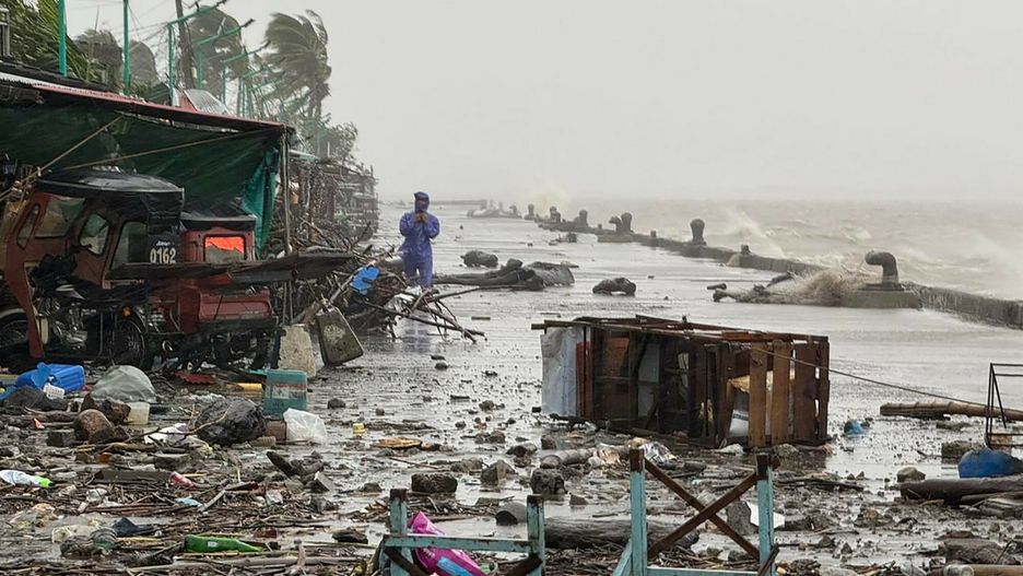 Archiwum zagraniczne East News 2025-09
A man stands near debris on a waterfront road amid heavy rain due to weather patterns from Super Typhoon Ragasa in Aparri town, Cagayan province on September 22, 2025. Hundreds of families sheltered in schools and evacuation centres on September 22 as heavy rains and gale-force winds from Super Typhoon Ragasa lashed the northern Philippines and southern Taiwan. (Photo by John Dimain / AFP)
JOHN DIMAIN