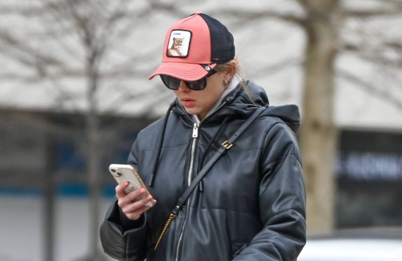 Joanna Opozda spaceruje po Warszawie