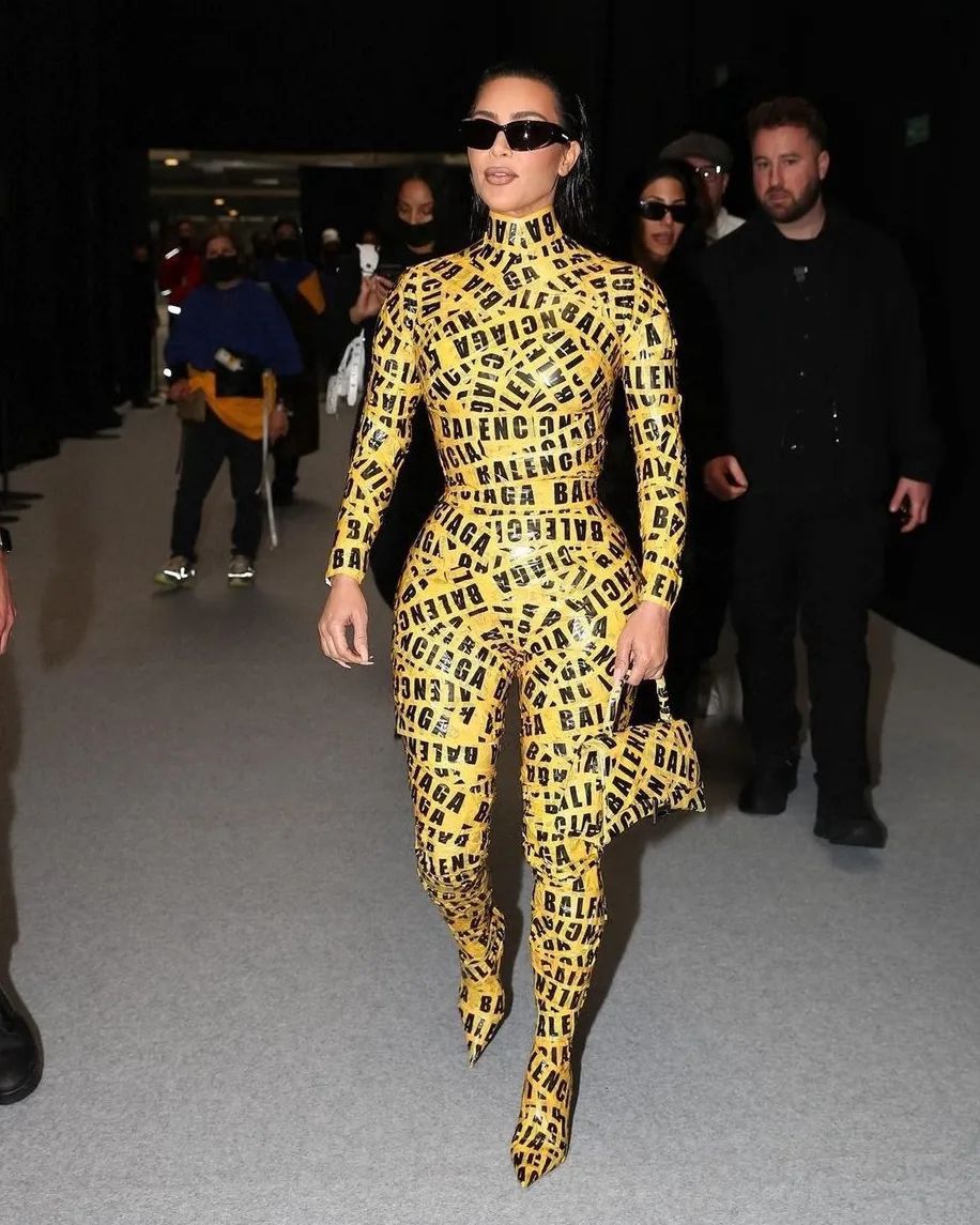 Kim Kardashian owinięta taśmą