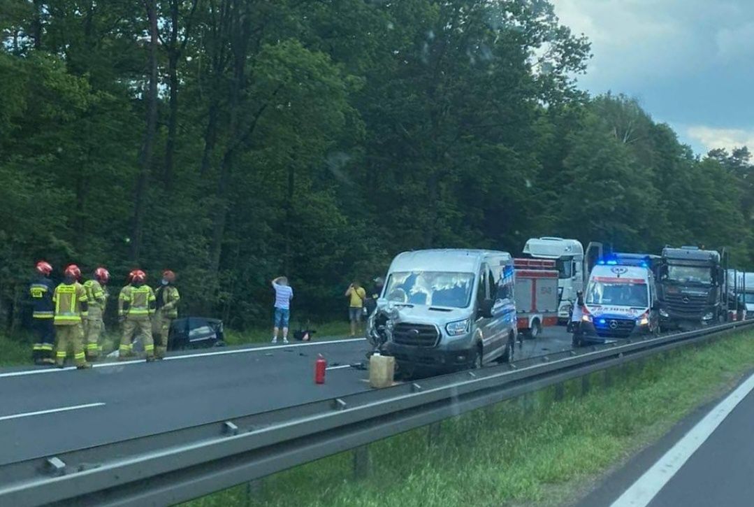 Śląsk. Dziecko ucierpiało w wypadku busa i samochodu osobowego w Piasku.