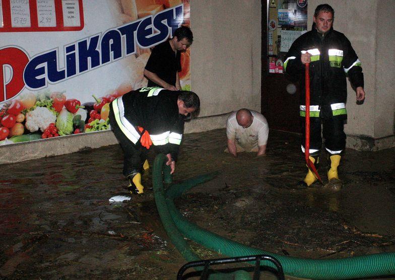 Ulewy na Dolnym Śląsku. Zalany tunel, korki i podtopienia