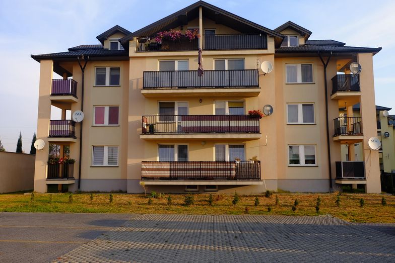 Kupili mieszkania, ich blok został obciążony hipoteką. Wkrótce ma być licytowany Czy można wykupić mieszkania, zameldować się w nich a mimo tego nie zostać ich właścicielem? Przykład z podtarnowskich Koszyc Wielkich pokazuje, że tak. Wystarczy zadłużony d