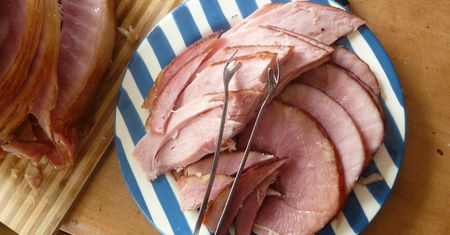Peklowana szynka wieprzowa z kością (samo mięso), na zimno