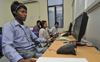 W Indiach anulowali 122 licencje na telefonię komórkową