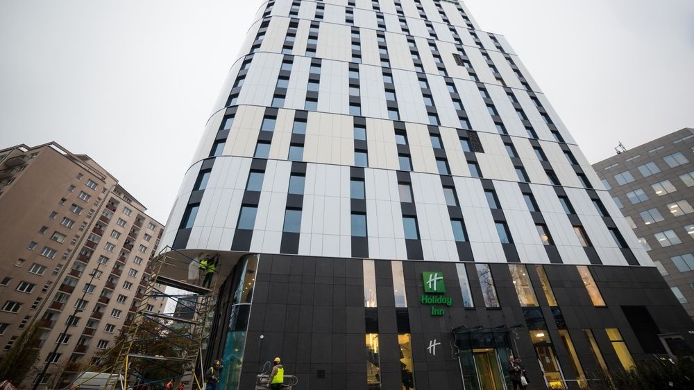 Hotel Holiday Inn zlokalizowany na ul. Twardej 52 w Warszawie.