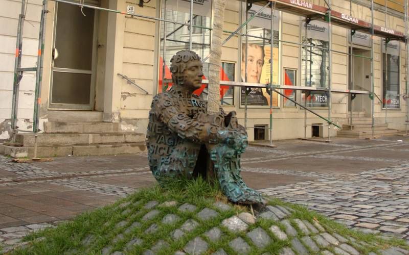 Rzeźba w Ansbach przedstawiająca Kaspara Hausera. Jej autorem jest Jaume Plens