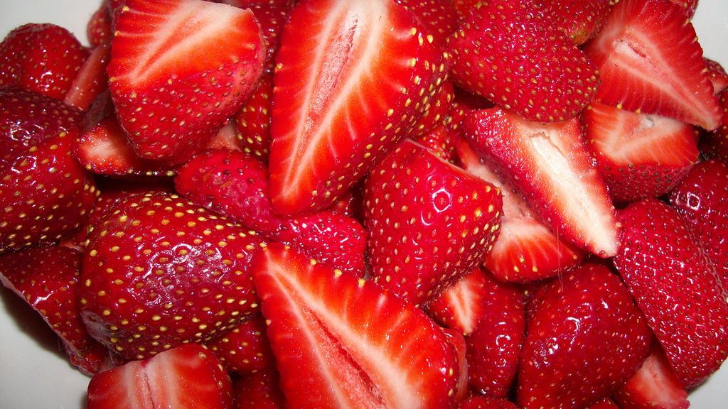 Mrożone truskawki w plastrach z dodatkiem cukru