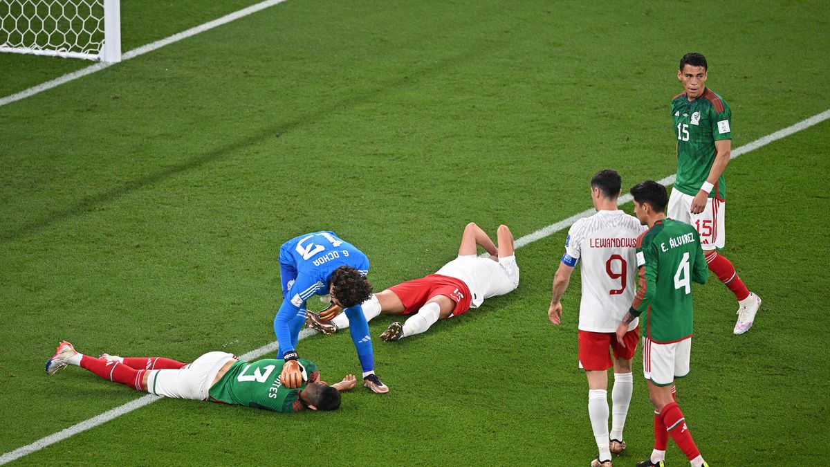 Getty Images / Stuart Franklin / Na zdjęciu: Cesar Montes (na murawie z lewej) i Kamil Glik (z prawej) chwilę po zderzeniu podczas meczu Meksyk - Polska.