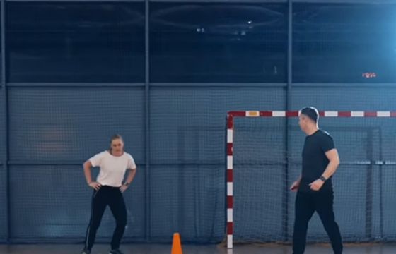 Minister sportu i ministra edukacji wspólnie pokazują, jak wykonywać ćwiczenia na WF