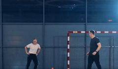 Minister sportu i ministra edukacji wspólnie pokazują, jak wykonywać ćwiczenia na WF