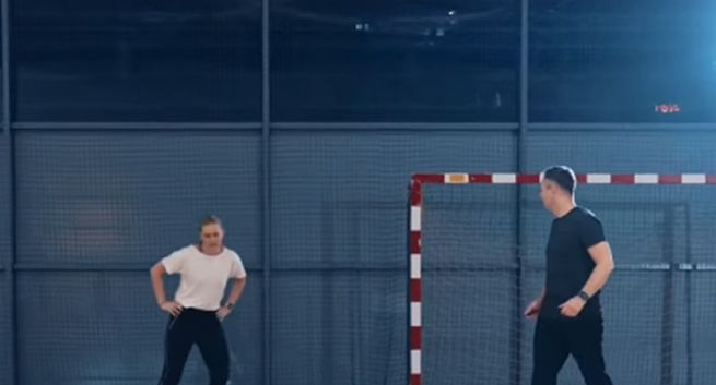 Minister sportu i ministra edukacji wspólnie pokazują, jak wykonywać ćwiczenia na WF