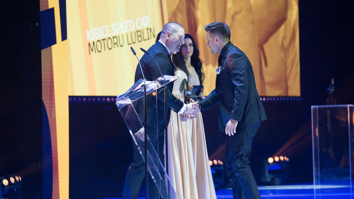 WP SportoweFakty / Łukasz Trzeszczkowski / Prezes Motoru Lublin, Jakub Kępa (z prawej) odbiera gratulacje od prezesa PGE Ekstraligi.