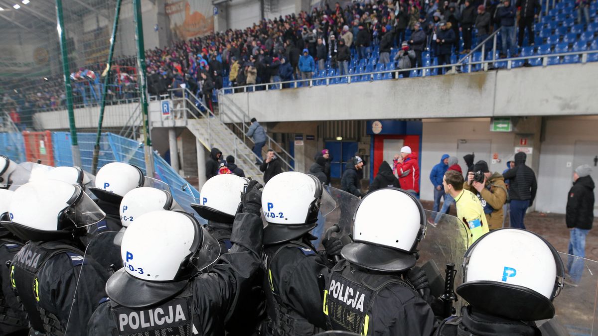 Agencja Gazeta / Grzegorz Celejewski / Spotkanie Piast Gliwice - Górnik Zabrze przerwane przez pseudokibiców