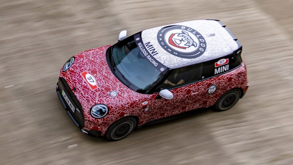 Mini JCW E w kamuflażu