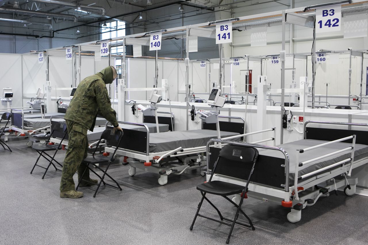 Warszawa. W szpitalu tymczasowym na Stadionie Narodowym zostało już niewiele wolnych łóżek. Wojewoda zapewnia, że służby panują nad sytuacją i każdy potrzebujący otrzyma pomoc