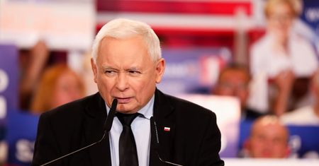 Zamiast zagłodzenia, kroplówka. PiS wciąż może liczyć na przelewy