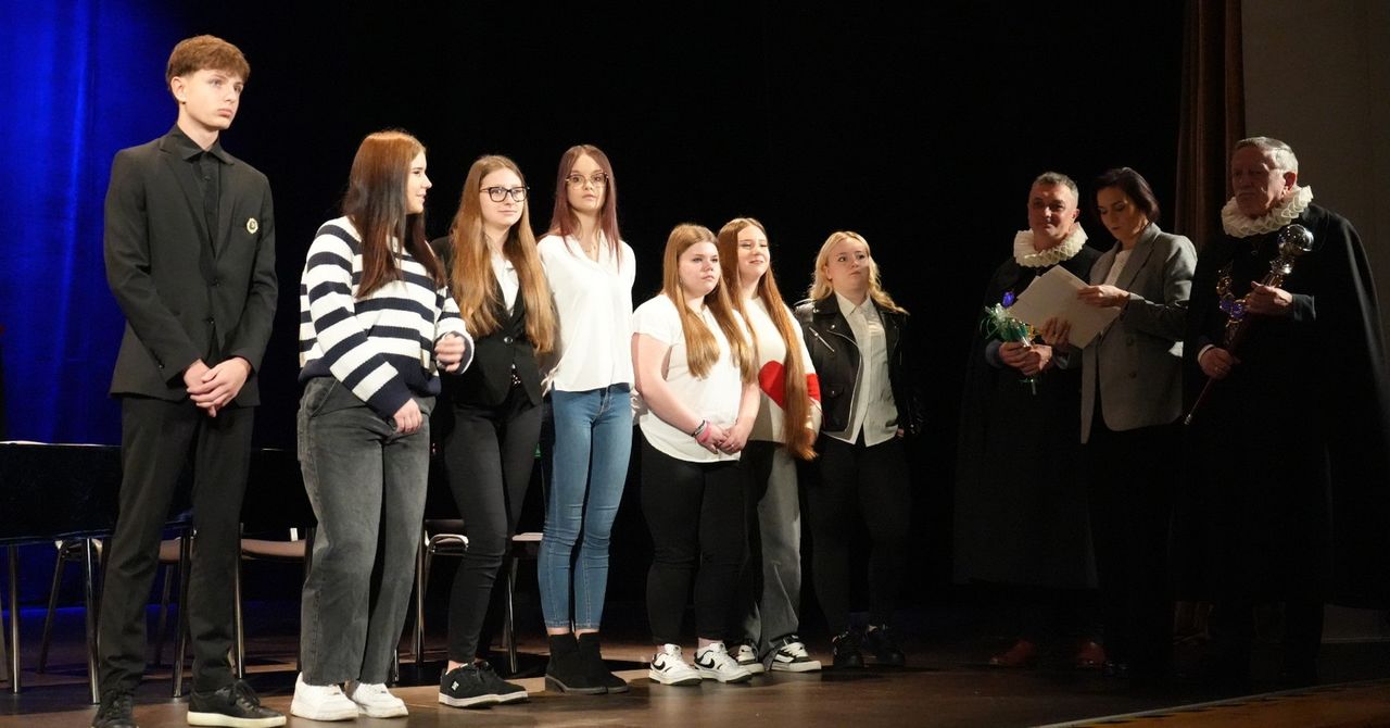 Nowa Ruda: Nowe pokolenie rzemieślników. Uroczyste ślubowanie uczniów. "W wieku 18 lat mają już konkretny fach w ręku"