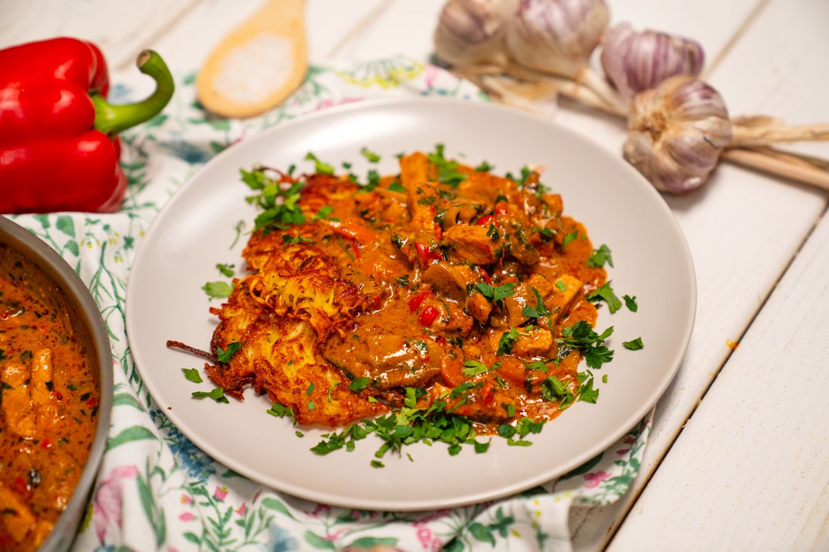 Gulasz ze schabu połącz z plackami ziemniaczanymi. O taki obiad będzie dopinać się cała rodzina