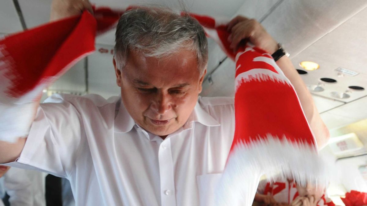 Prezydent Lech Kaczyński zakłada szalik reprezentacji Polski Jest w drodze na mecz z Austrią na Euro 2008 
