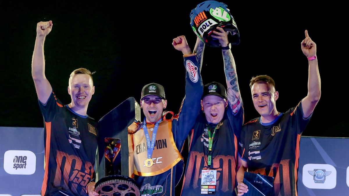 Mikkel Michelsen wraz ze swoim teamem cieszą się z mistrzostwa Europy i awansu do cyklu Grand Prix 2022