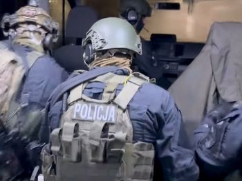 Wadowice: Złodziej zabarykadował się w domu z kobietą i dzieckiem. Na miejsce wezwano antyterrorystów