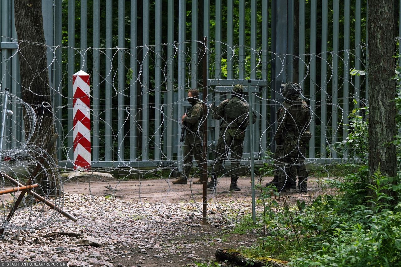 Żołnierz strzelił i trafił migranta. Jednemu grożą trzy lata więzienia, drugi dostał pouczenie