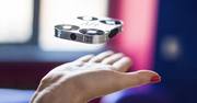 AirSelfie to malutki, kieszonkowy dron, dzięki któremu poznacie nową perspektywę robienia selfie