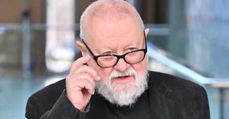 Jerzy Bralczyk TRAFIŁ DO SZPITALA! Został ranny w wypadku drogowym