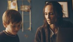 Kilkuletni chłopiec zamyka chwile szczęścia z mamą w butelkach w nowej reklamie IKEA