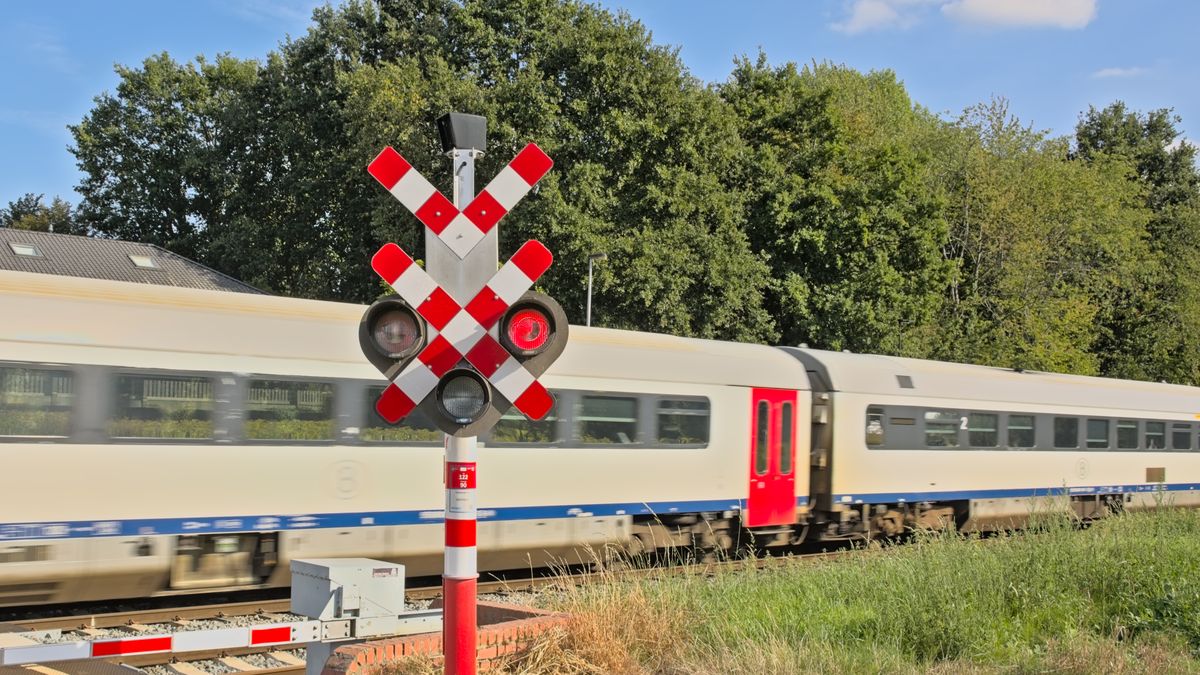 train, crossing, light, red, driving, blur, blurry, countryside, danger, flemish, level, lights, motion, movement, passenger, passing, signaling, speed, stoplight, transport, transportation, travel, warning, signaling light, movement blur