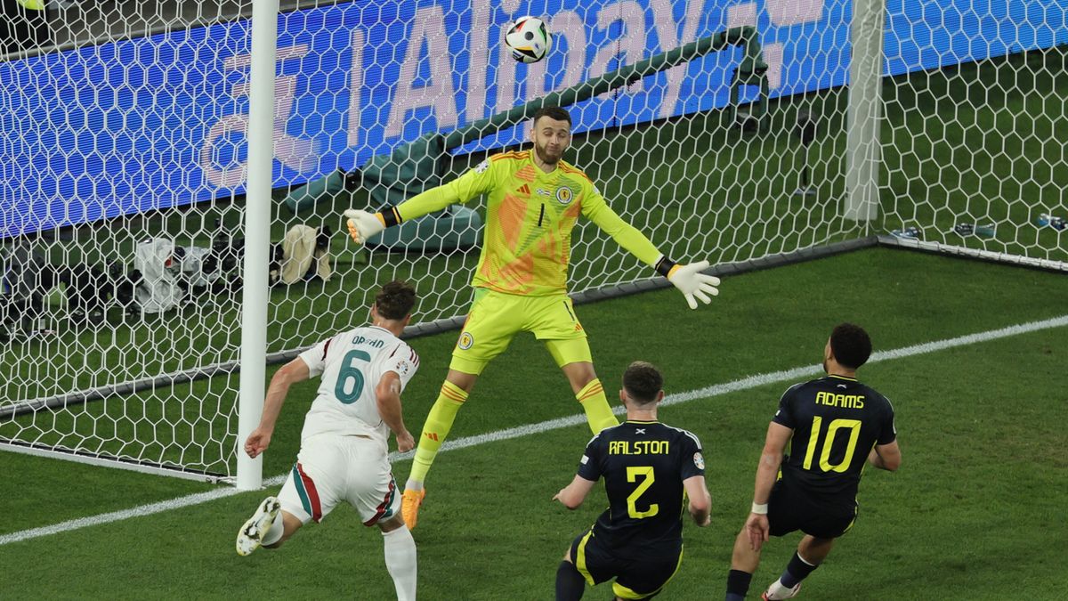 PAP/EPA / RONALD WITTEK / Na zdjęciu: reprezentanci Węgier i Szkocji