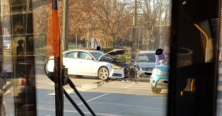 Utrudnienia na ul. Głębokiej. Zderzenie audi z fordem