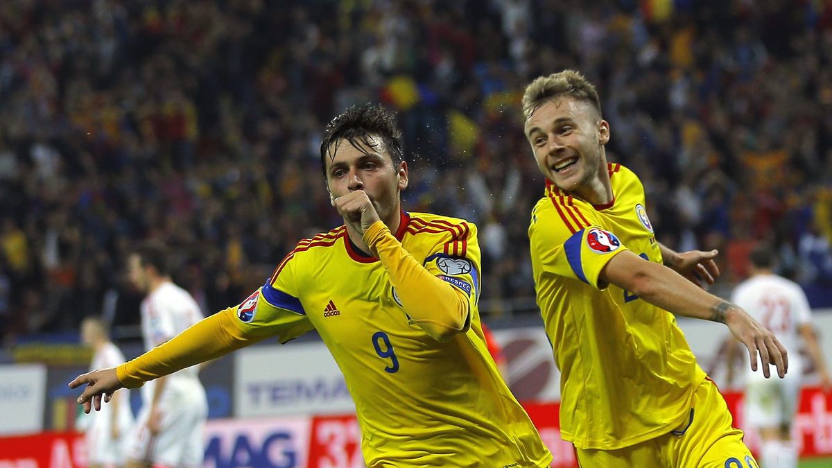 PAP/EPA / Napastnik reprezentacji Rumunii Alexandru Maxim (po prawej)