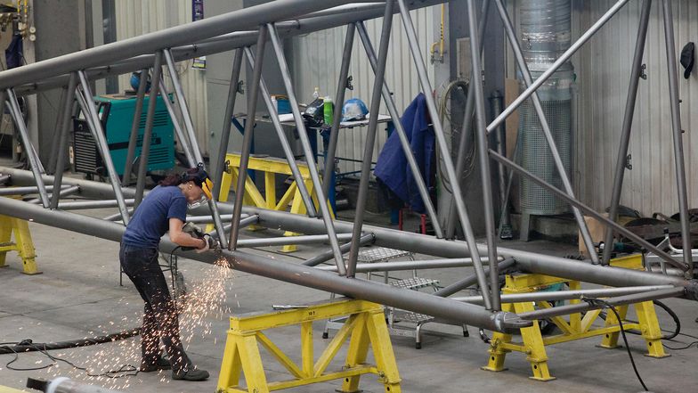 Szczególne warunki pracy, w jakich pracują spawacze oraz wysokie wymagania jakościowe sprawiły że staramy się zapewnić naszym pracownikom najwyższe standardy bezpieczeństwa i komfortu pracy
