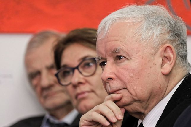 Prezes Prawa i Sprawiedliwości Jarosław Kaczyński (z prawej) oraz wicemarszałkowie Sejmu - Beata Mazurek i Ryszard Terlecki.