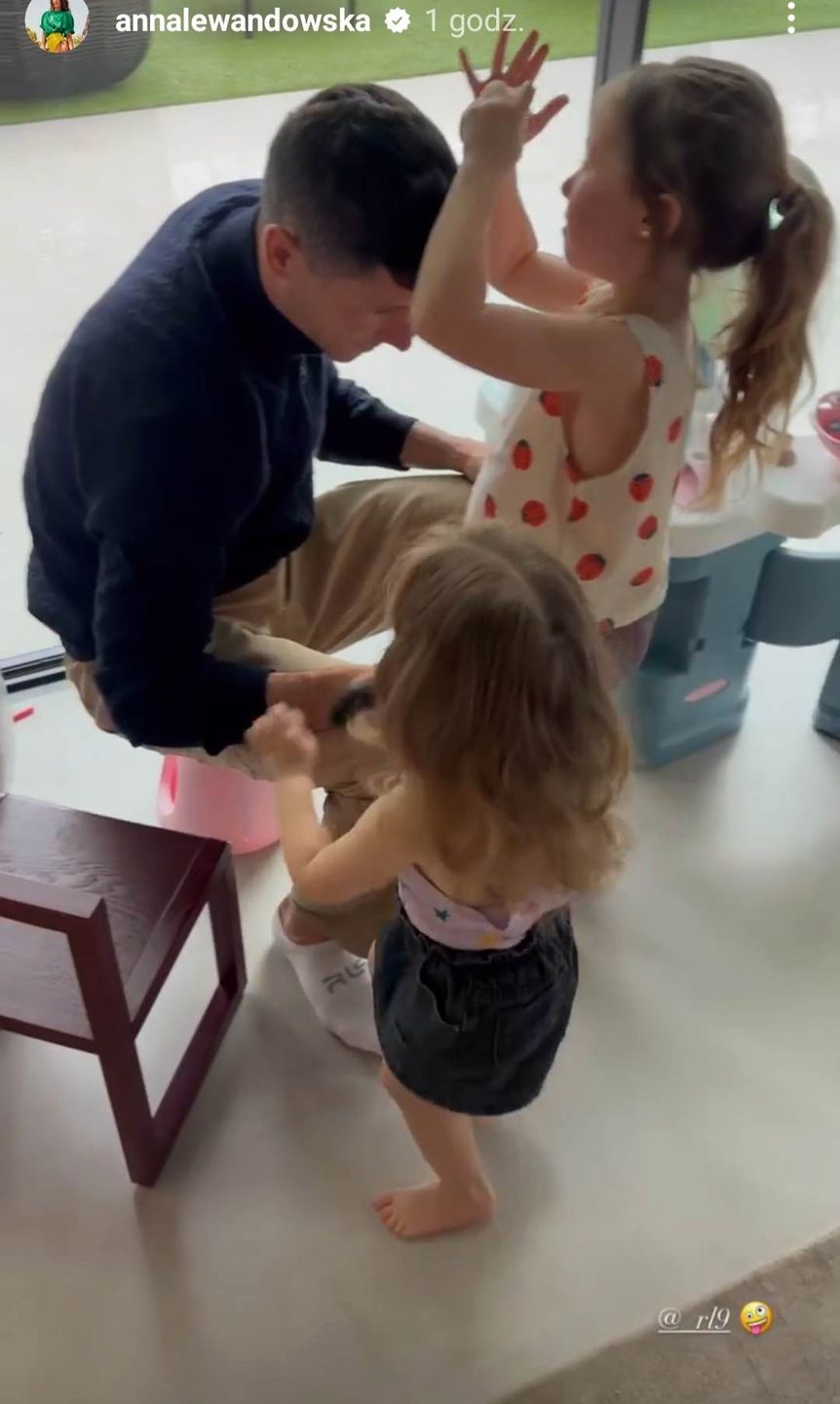 Klara i Laura bawią się z Robertem Lewandowskim