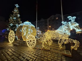 Gorzów: Świąteczna sceneria. Karoca, choinka i drzewka w centrum