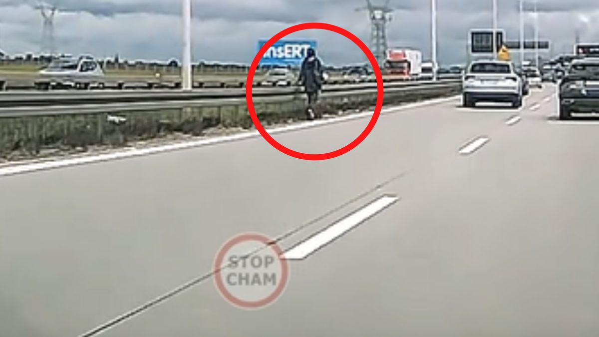 Kobieta szła po autostradzie A4.