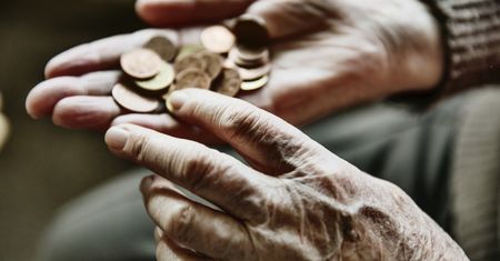 Seniorzy dostają "czternastkę". Ile wynosi dodatkowa emerytura?