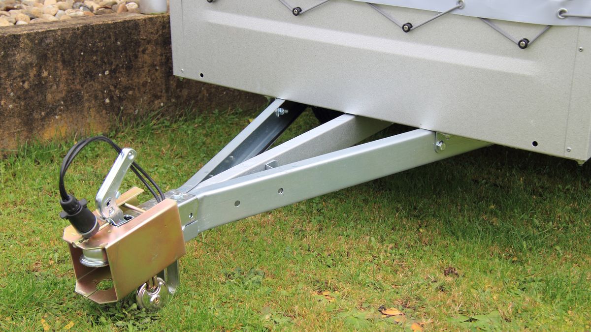 anhänger, anhängerkupplung, auto, autoanhänger, schloss, kastenschloss, gesamtgewicht, achse, achslast, anhängelast, abgestellt, abstützen, abtransport, automobil, bremsen, hänger, kfz, kupplung, sicherheit, ladefläche, ladevolumen, lasttransport, transport, transportieren, verschlossen, sicherheitseinrichtungen, sicherheitsvorkehrungen, stvo, stützrad, transporter, umziehen, umzug, ungebremst, zugfahrzeug, pkw-anhänger, 13polig, 7polig, montage, sicherheitsbestimmungen, parken, parkplatz, pkw, plane, reifen, stehen, tüv, eigengewicht, gebremst, nachziehen