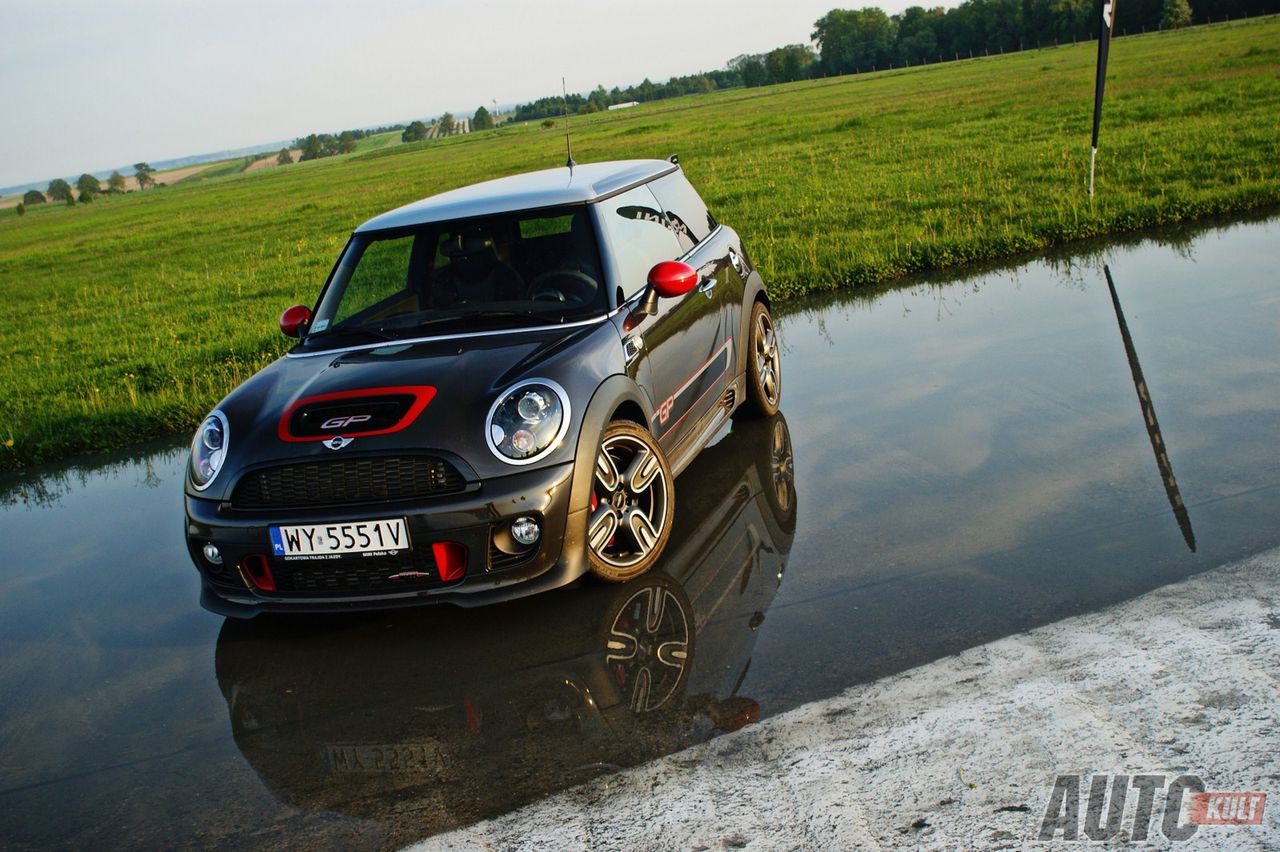 MINI JCW GP (1.6 T, 6 MT, 218 KM@6000, 280 Nm@1750, 0-100 km/h 6,3 s, 242 km/h)