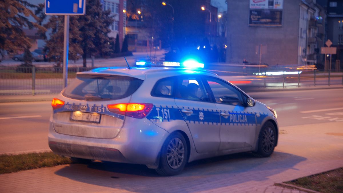 Policja radiowóz na sygnale interwencja