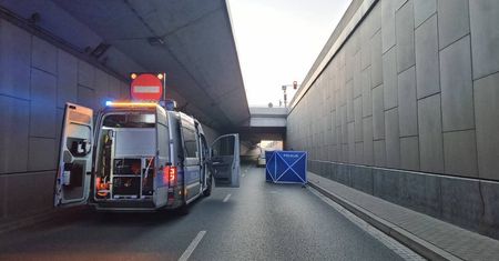 Makabryczny wypadek w Łodzi. Przeszedł przez barierki i runął do tunelu
